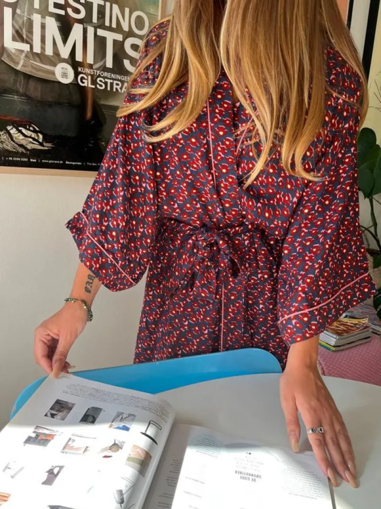 amapola_liberte_kimono__e_1.webp Amapola Liberte Kimono - Ebony | BeckSöndergaard Best Sale