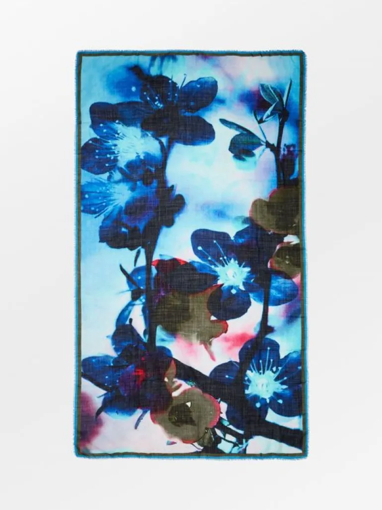 floraly_woo_scarf_1.webp Floraly Woo Scarf | BeckSöndergaard Fashion